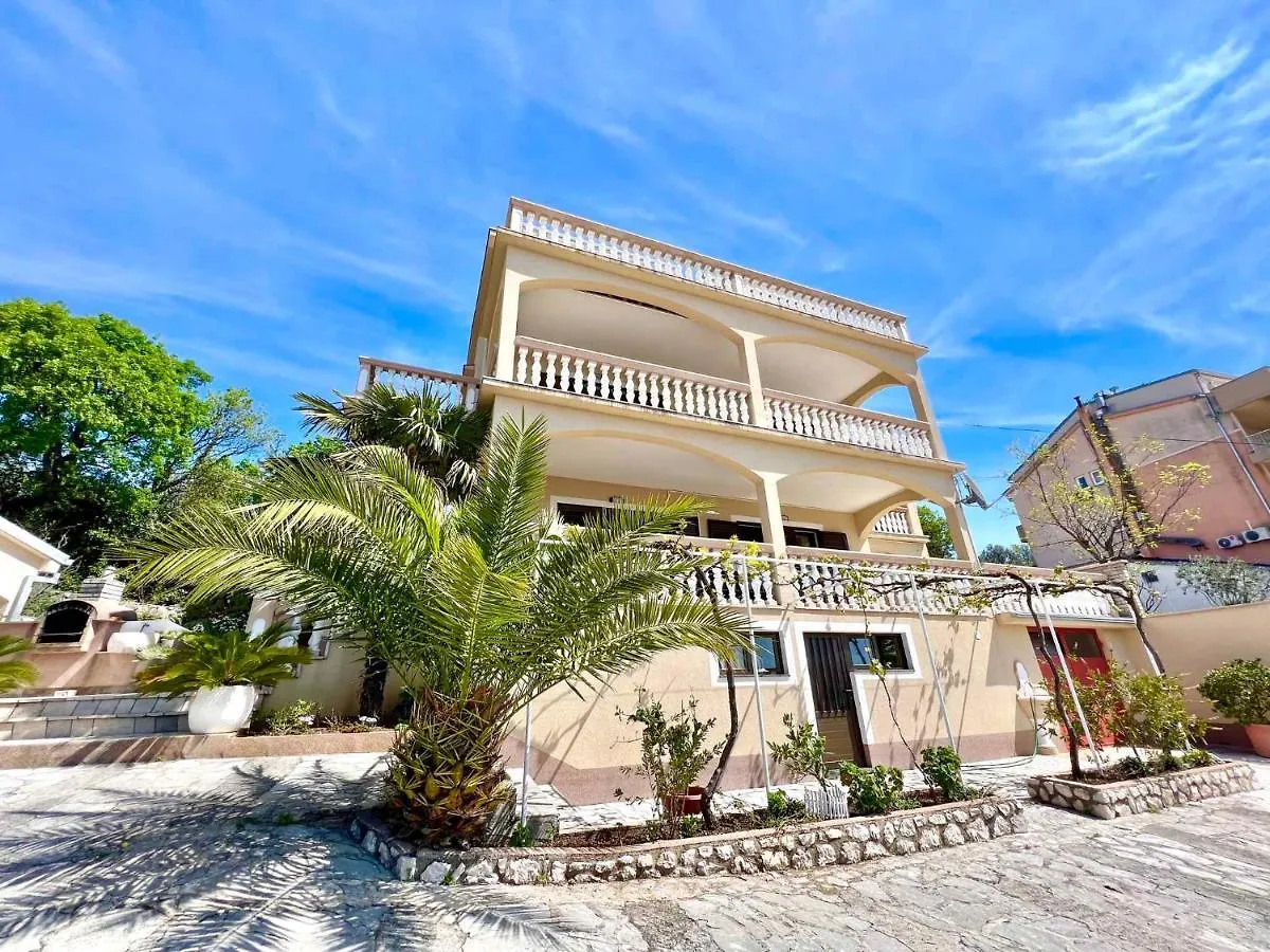 Apartment In Dramalj 44155